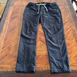 Vuori Optimist Pant in Corduroy Size XL  in charcoal color